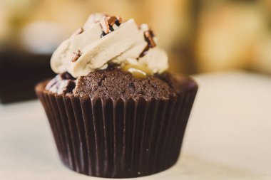 bir tepsi üzerinde pek çok güzel pastalar