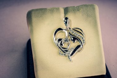 Taşlı güzel kolye