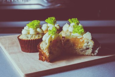 peynir ve salata ile cupcakes