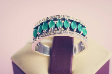 Güzel gümüş yüzük yakın