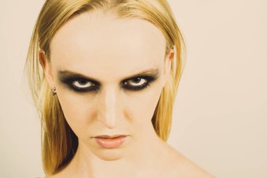 Makyaj yeşil gölgeler ile