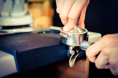 barmen bir kahve makinesi kahve hazırlar