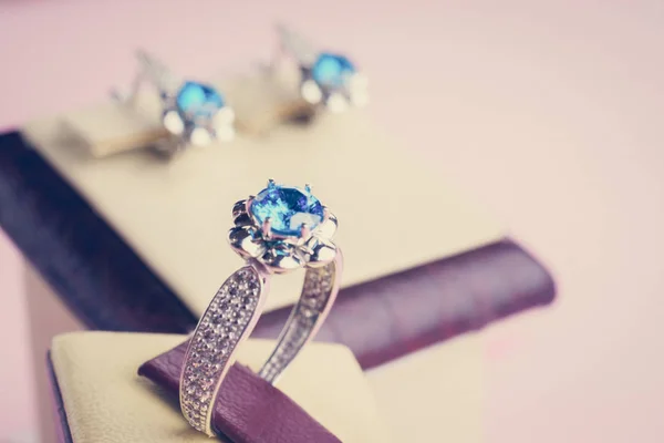 Bellissimo anello con pietre — Foto Stock