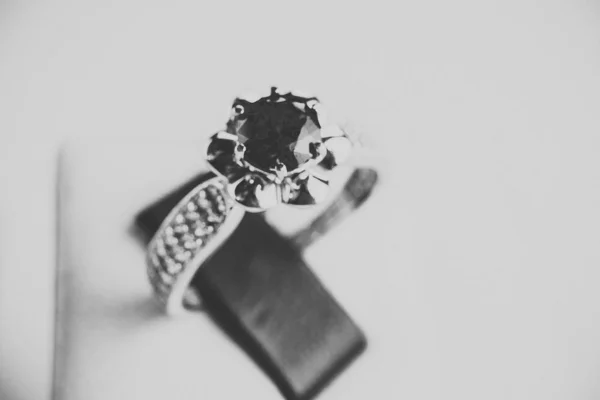 Schöner Ring mit Steinen — Stockfoto
