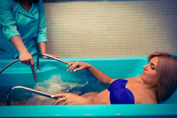 Blondine Entspannt Sich Wellness Salon Bei Unterwassermassage — Stockfoto