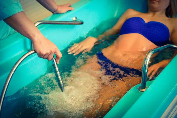 Mulher Loira Relaxando Salão Spa Durante Massagem Subaquática — Fotografia de Stock