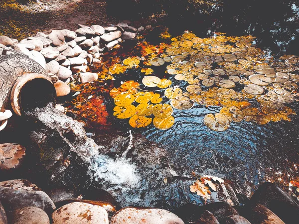 Vattenfall från en gammal vas — Stockfoto