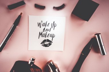 pembe bir arka plan üzerinde makyaj araçları