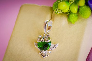 Taşlar ile güzel takı