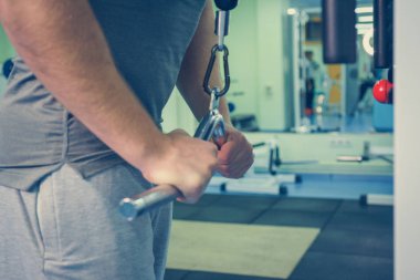 Spor salonunda vücut geliştirmeci