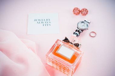 Pembe bir arka plan üzerinde çeşitli makyaj ürünleri