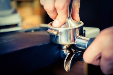 barmen bir kahve makinesi kahve hazırlar