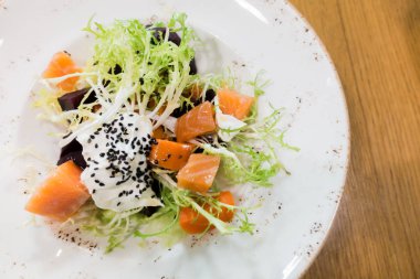 Somon ve peynirli salata