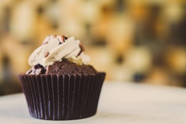 bir tepsi üzerinde pek çok güzel pastalar