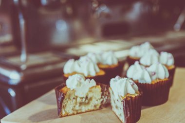 Taze kahve ve kekler