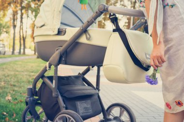 Anne üzerinde bir bebek arabası