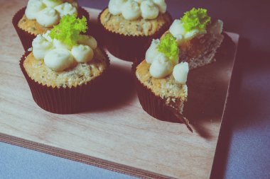 peynir ve salata ile cupcakes