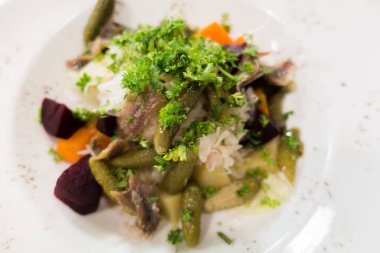 bir tabakta sebze salatası