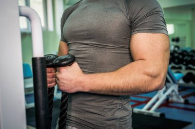 Spor salonunda vücut geliştirmeci