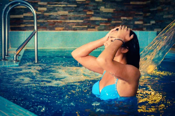 Žena Relaxaci Luxusní Bazén — Stock fotografie