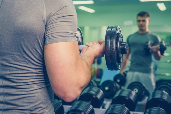 Bodybuilder Στο Γυμναστήριο — Φωτογραφία Αρχείου