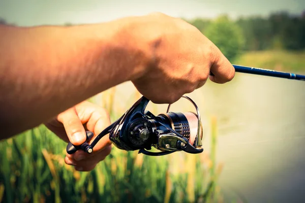 The fisherman is fishing on the lake — Stock Photo, Image