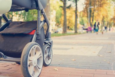 Tekerlek üzerinde çocuk arabası