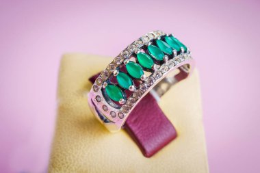 Güzel gümüş yüzük yakın