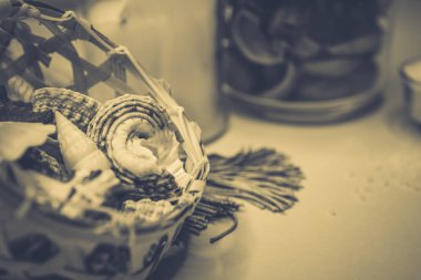 Arka plan spa kabukları mum ve tuz konu üzerinde