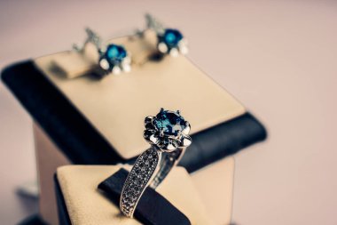 Taşlar ile güzel yüzük