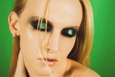 Makyaj yeşil gölgeler ile