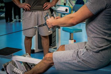 Spor salonunda vücut geliştirmeci