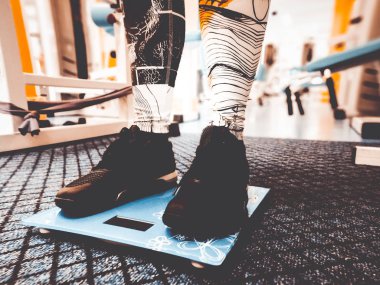 spor salonunda terazi üzerinde ayaklar