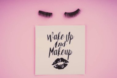 Pembe bir arka plan üzerinde çeşitli makyaj ürünleri