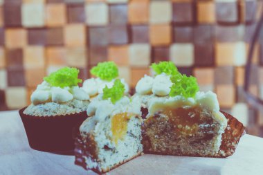 bir tepsi üzerinde pek çok güzel pastalar