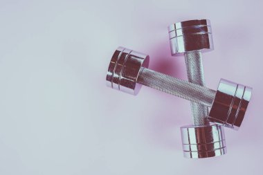 Spor kavram: pembe bir arka plan üzerinde halter