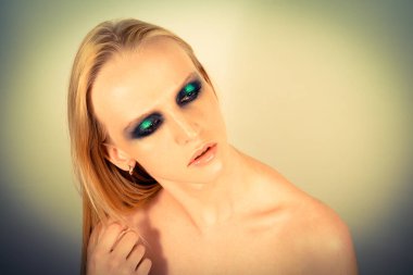 Makyaj yeşil gölgeler ile