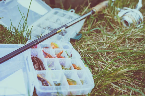 Der Fischer fischt auf dem See — Stockfoto