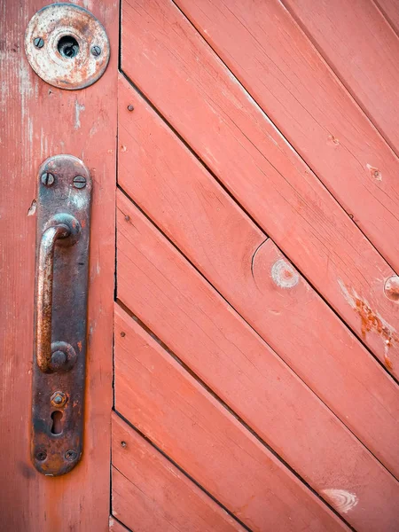 Maçaneta da porta e bloqueio na velha porta vermelha — Fotografia de Stock