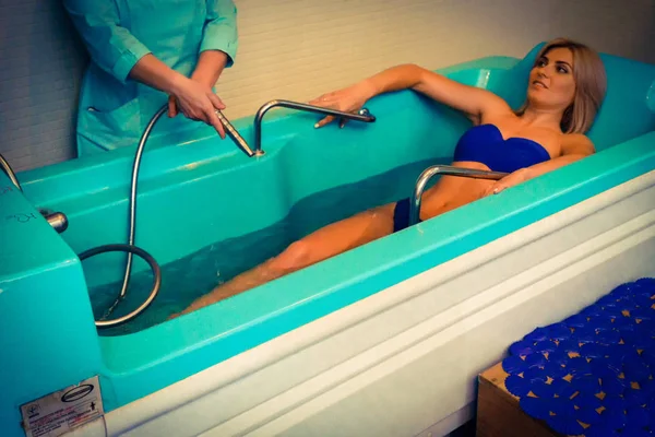 Mulher Loira Relaxando Salão Spa Durante Massagem Subaquática — Fotografia de Stock