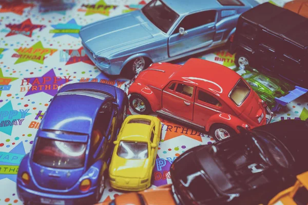 Regalo de cumpleaños de coches de juguete — Foto de Stock