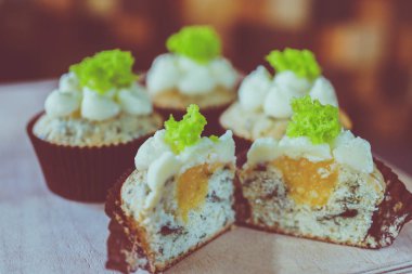 bir tepsi üzerinde pek çok güzel pastalar