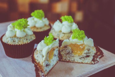 bir tepsi üzerinde pek çok güzel pastalar