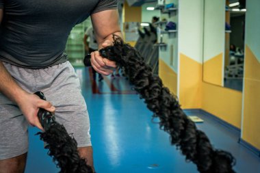 Spor salonunda vücut geliştirmeci