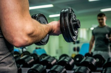 Spor salonunda vücut geliştirmeci