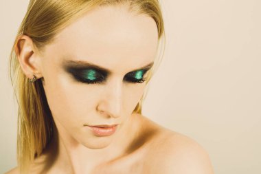 Makyaj yeşil gölgeler ile