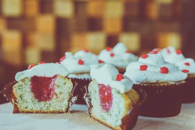 bir tepsi üzerinde pek çok güzel pastalar