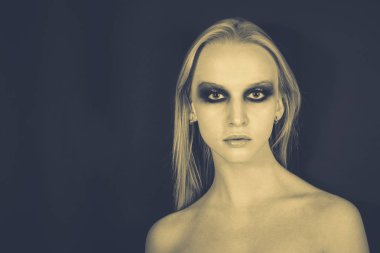 Yeşil gölgeli göz makyajı