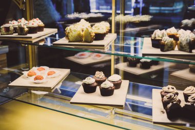 bir tepsi üzerinde pek çok güzel pastalar