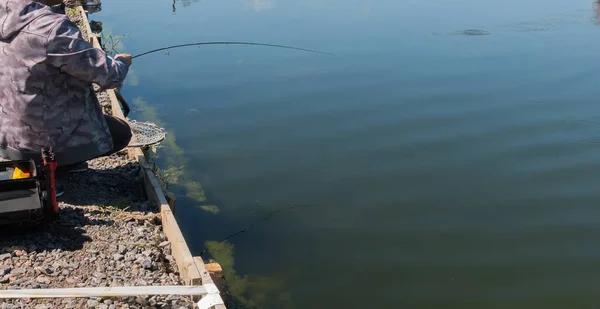 漁師湖からのニジマスをキャッチします。 — ストック写真